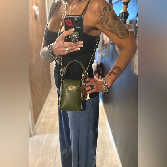 💚💚NWT-ANNA POALA Olive Green GENUINE Leather Stud Phone Holder Crossbody Bag 💚💚 - Picture 3 of 13